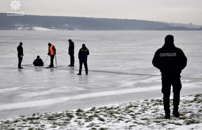 На Черкасщине спасли мужчин, которые бросились спасать собаку и сами провалились под лед