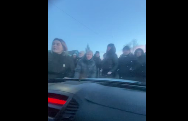 На Франковщине толпа напала на женщину с ребенком, заявив, что она «наводчица военкома»