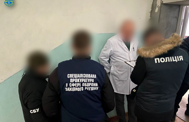 В Хмельницкой области задержали врача, который требовал 5 000 долларов взятки у военного
