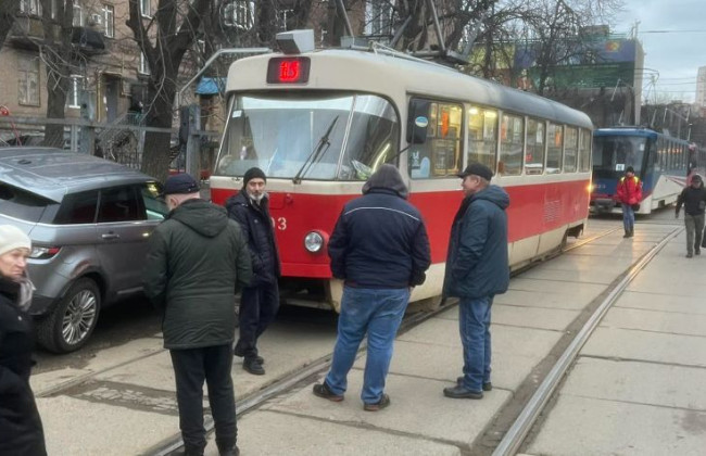 В Киеве «герой парковки» на час парализовал движение трамваев, фото