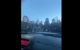 На Франківщині натовп напав на жінку з дитиною, заявивши, що вона «наводчиця воєнкома»