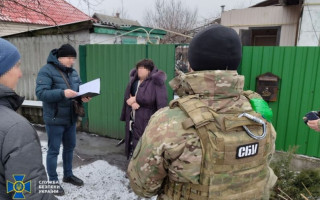 Влаштувалася продавчинею біля вокзалу, щоб шпигувати за ешелонами ЗСУ: затримали інформаторку рф