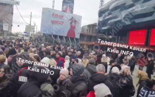 В Киеве образовались километровые пробки: сотни людей стоят на остановках, фото и видео