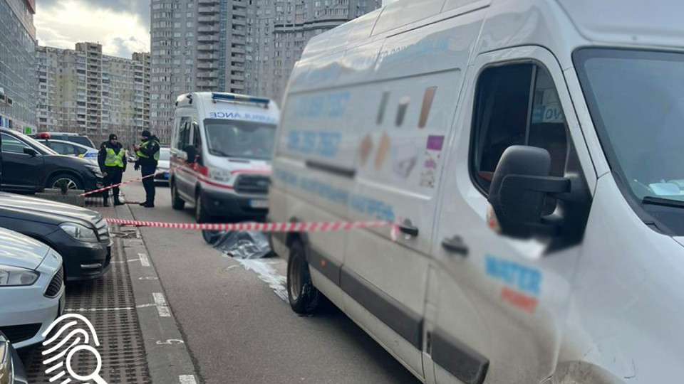 В Киеве на парковке ТРЦ женщина погибла под колесами микроавтобуса на парковке
