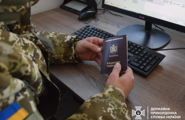 Иностранец пообещал украинцу за 2000 евро вывезти его под чужим паспортом в Румынию