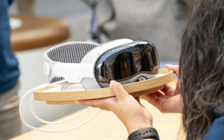 Гарнитуру Apple Vision Pro из-за ограниченного предложения перепродают по значительно более высокой цене