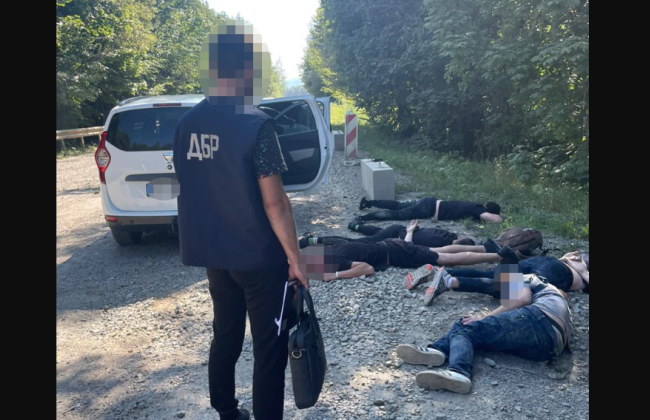 Организовали схему нелегального выезда военнообязанных в Евросоюз: судят правоохранителя из Буковины и его сообщников