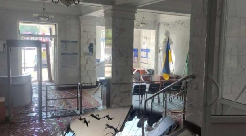 На Донеччині внаслідок ворожого обстрілу постраждала будівля судової установи, фото