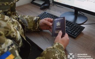 Іноземець пообіцяв українцю за 2000 євро вивезти його під чужим паспортом до Румунії