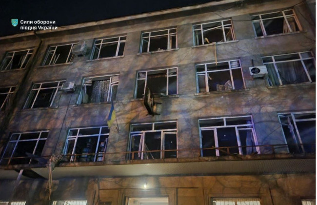 Одессу атаковали «шахеды»: в здании учебного заведения пробита крыша, повреждена многоэтажка