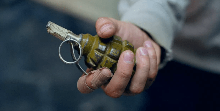 Подарував підліткові бойову гранату: на Хмельниччині суд покарав чоловіка