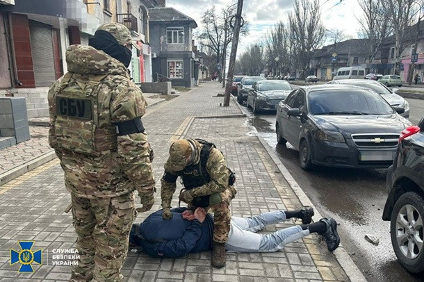 Погрожували вбити дитину: у Запоріжжі рекетири «вибивали» гроші з дружини загиблого воїна ЗСУ