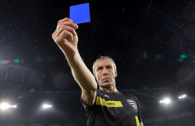 В футболе введут синюю карточку: что она будет означать
