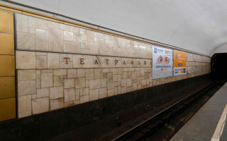 У Києві обмежили рух «червоною» гілкою метро: пасажир потрапив на колії