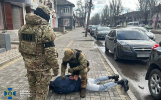 Погрожували вбити дитину: у Запоріжжі рекетири «вибивали» гроші з дружини загиблого воїна ЗСУ