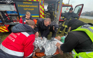 У Вінниці врятували чоловіка, який кинувся у крижану воду заради чотирилапого друга