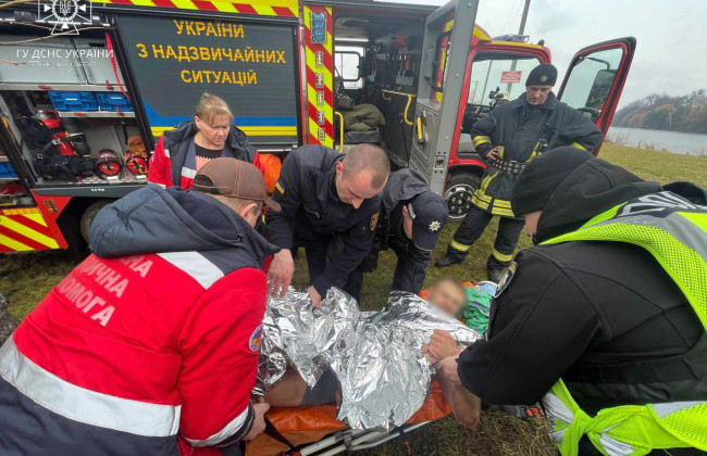 В Виннице спасли мужчину, который бросился в ледяную воду ради четырехлапого друга