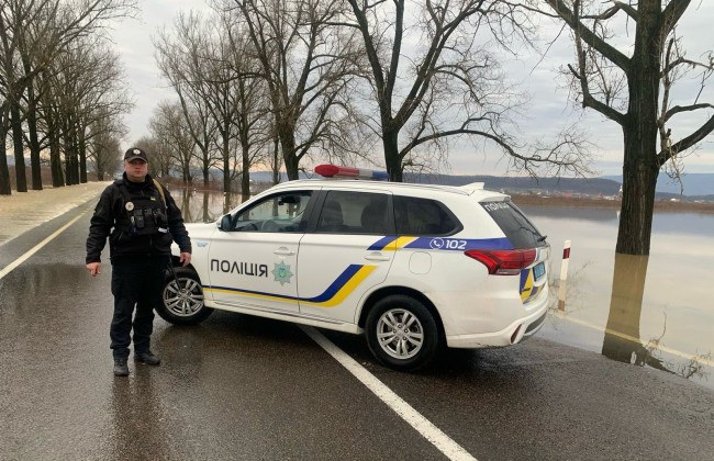 На Закарпатье из-за подтопления перекрыли дорогу государственного значения