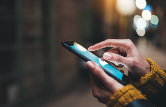 Во французском  селезапретили скролить экраны смартфонов в публичных местах