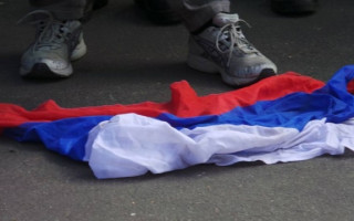 Два пограничника ликвидировали российский флаг с украинской земли: видео