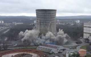 У Франції підірвали вежу однієї з останніх вугільних електростанцій: відео