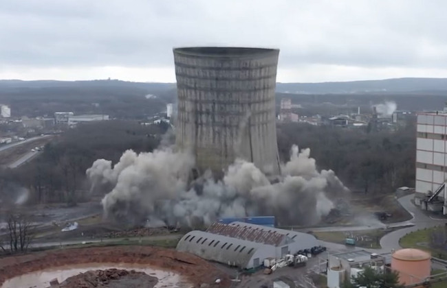 Во Франции подорвали башню одной из последних угольных электростанций: видео