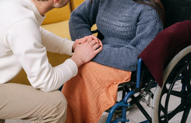 Как засчитывается время ухода за лицом с инвалидностью в стаж: разъяснение