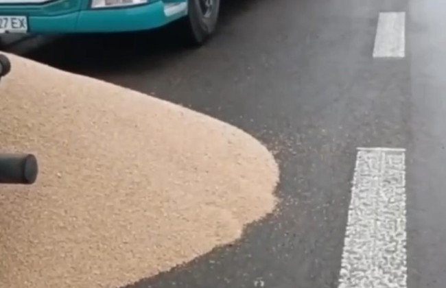 Польські протестувальники висипали зерно з українських вантажівок: Україна вимагає розслідування