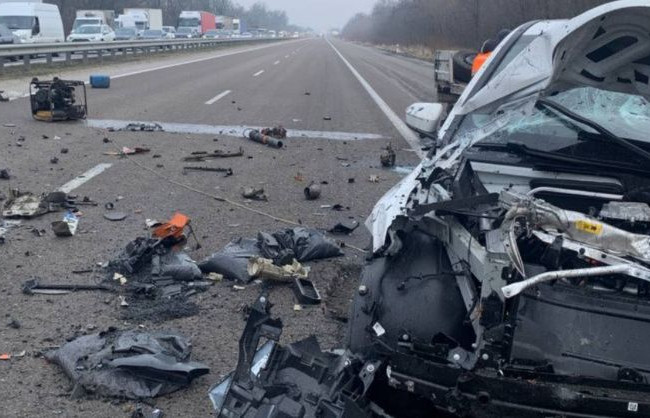 На трассе Киев-Чоп произошло серьезное ДТП: движение транспорта в сторону столицы заблокировано, фото