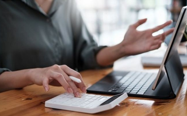 Какую сумму добровольного пенсионного взноса нужно заплатить в январе, чтобы в страховой стаж засчитали месяц: ответ