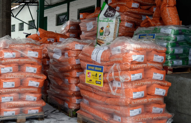 Киевский зоопарк получил 26 тонн корма для животных из Германии