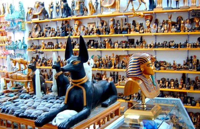 У Єгипті туристка потрапила до в’язниці через сувенір, який прийняли за стародавній артефакт