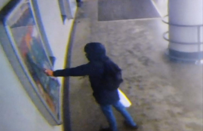 Вандалы обрисовали кинотеатр «Октябрь» в Киеве перед премьерой фильма: что известно