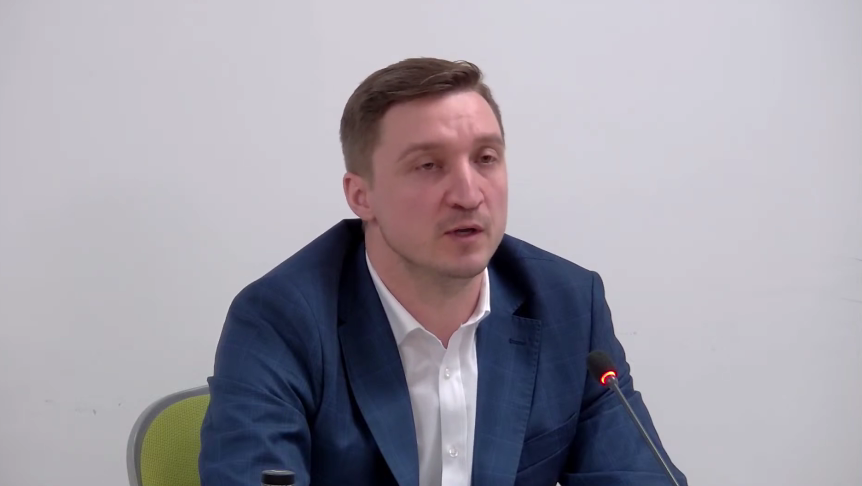 Кандидат на голову НАЗК Дмитро Калмиков пояснив, чи має нерухомість на тимчасово окупованій території, та за що його брата притягнули до відповідальності