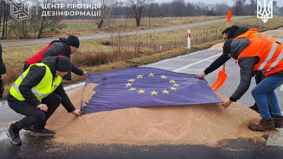 Попытка дестабилизации отношений на руку рф: кто стоит за акцией высыпания зерна на границе Украины с Польшей