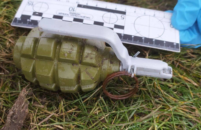 В Киеве женщина обнаружила в парке предмет, похожий на гранату: фото