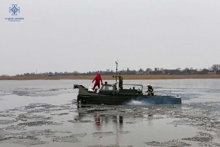 Трагедия в Киевской области: мальчик гулял на замерзлом ставке и провалился под лед