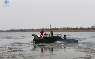 Трагедія на Київщині: хлопчик гуляв на замерзлому ставку та провалився під лід