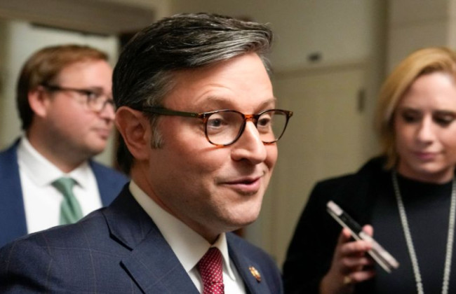 Розы и фиалки: в Белом доме оригинально «поздравили» спикера Джонсона с Днем Валентина