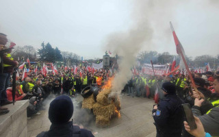 У польському Вроцлаві фермери закидали яйцями представництво Єврокомісії, відео