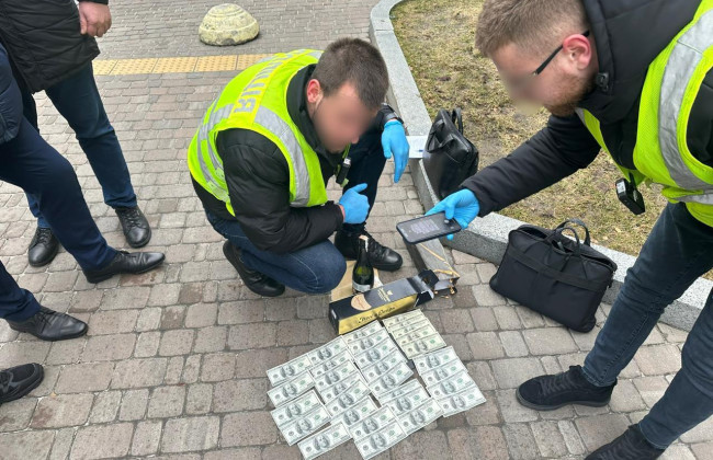 В Киеве задержали чиновника Минкульта за вымогательство $3300 за вывоз антикварного оружия за границу