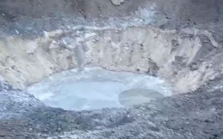 На Київщині показали величезну вирву, яка утворилася після збиття російської ракети: відео