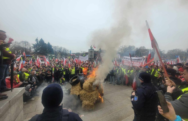 В польском Вроцлаве фермеры забросали яйцами представительство Еврокомиссии, видео