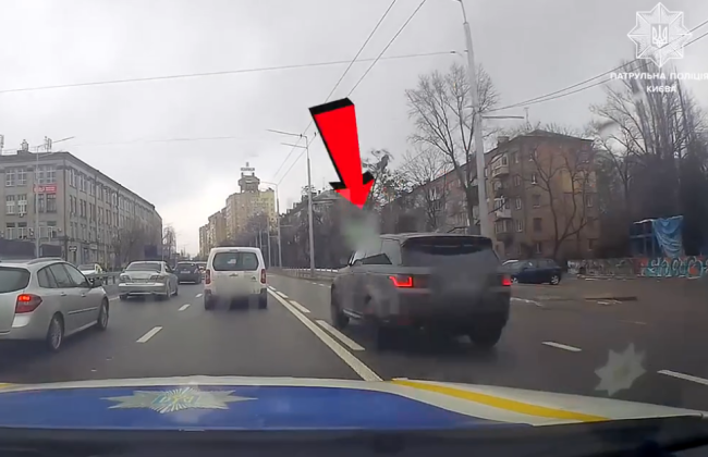 В Киеве водителя Range Rover «наградили» штрафом за объезд пробки полосой общественного транспорта