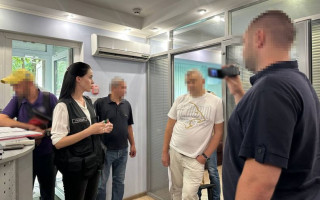 У Києві помічниця нотаріуса засвідчувала документи, коли той був за кордоном: тепер їх обох чекає суд