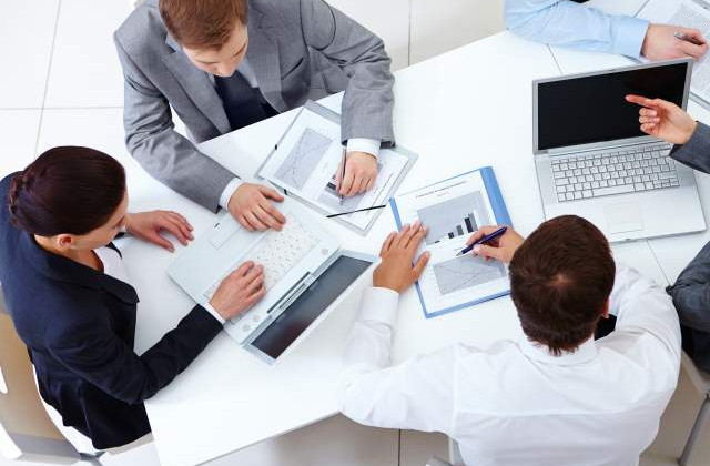 Как работодателям знакомить работников с приказами во время войны: разъяснение