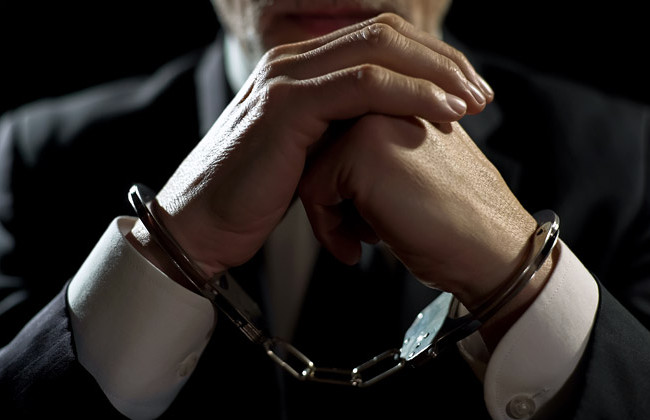 Подозреваемый в завладении имуществом 3-х человек в крупных размерах предприниматель обжаловал меру пресечения: что решил суд