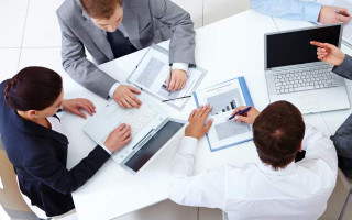 Как работодателям знакомить работников с приказами во время войны: разъяснение