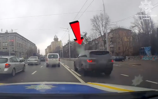 У Києві водія Range Rover «нагородили» штрафом за об'їзд затору смугою громадського транспорту