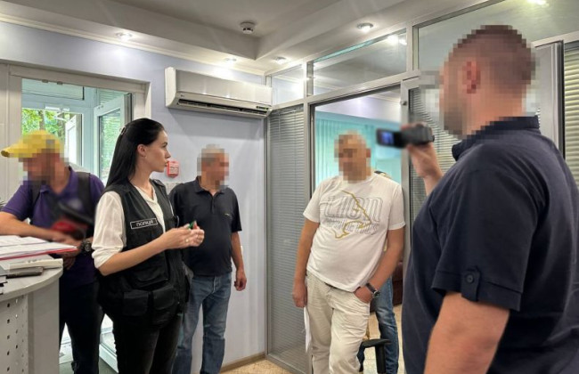 В Киеве помощница нотариуса удостоверяла документы, когда тот был за границей: теперь их обоих ждет суд